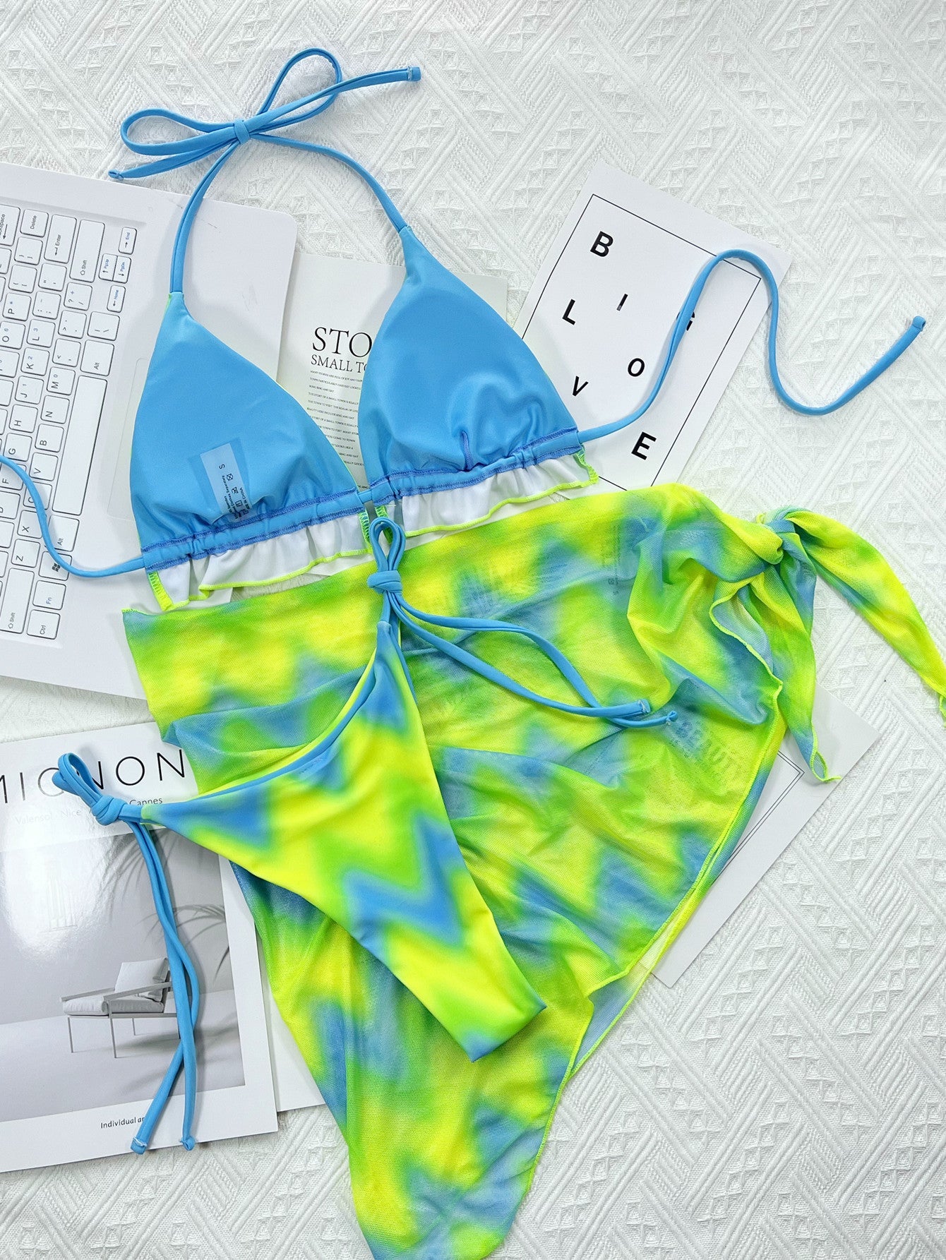 Tie Dye Bikini – Trendiger Triangle Bikini mit Schnürung im modernen Split - Design für Frauen - 5DE0DE96788F4109934B01C9B249CE2C