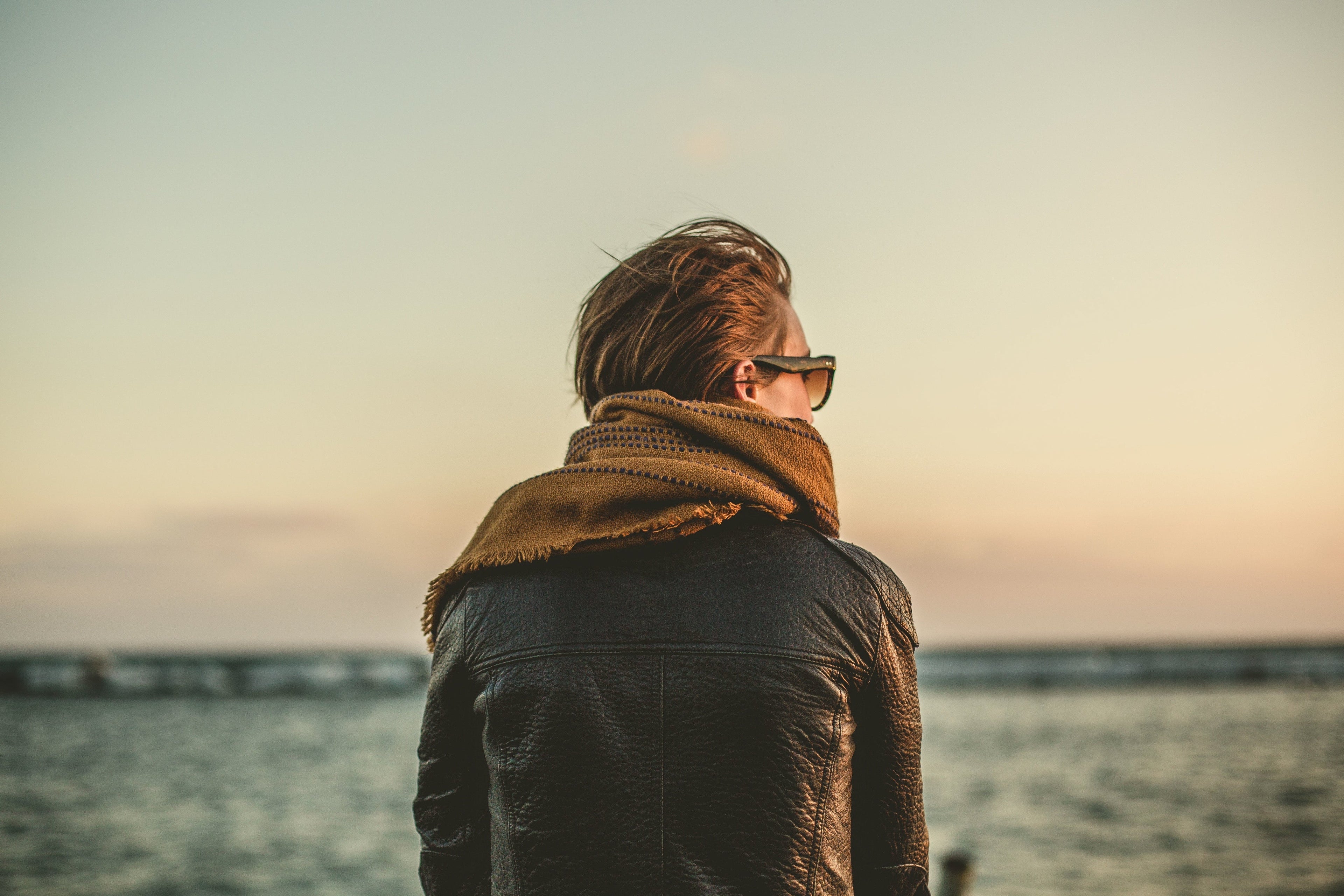woman-wearing-a-leather-jacket-looking-at-horizon-right